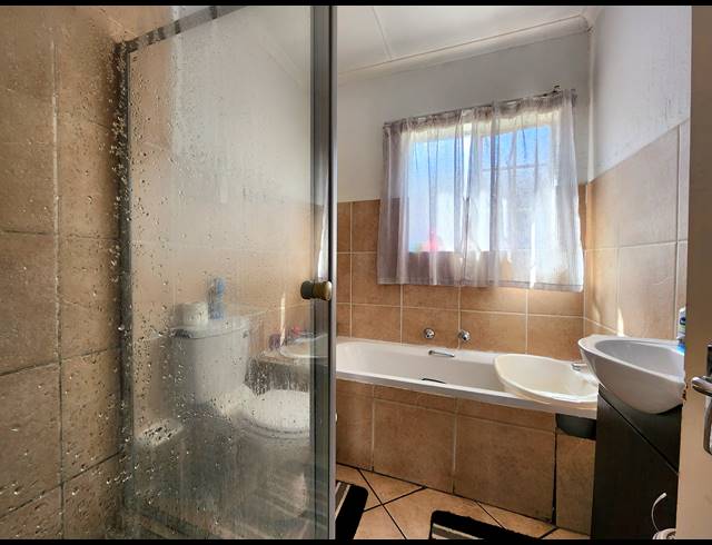 2 BEDROOM APARTMENT FOR SALE IN WILGEHEUWEL